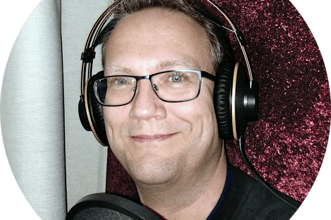 Daniel Vållberg Swedish Voice Over in front of the microphone